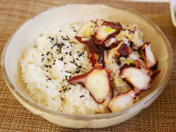 ゴマの香りが食欲そそる！　たこねぎのっけご飯