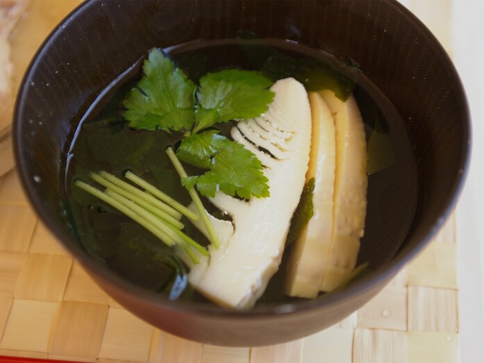 お湯を注ぐだけ。たけのことわかめの即席お吸い物