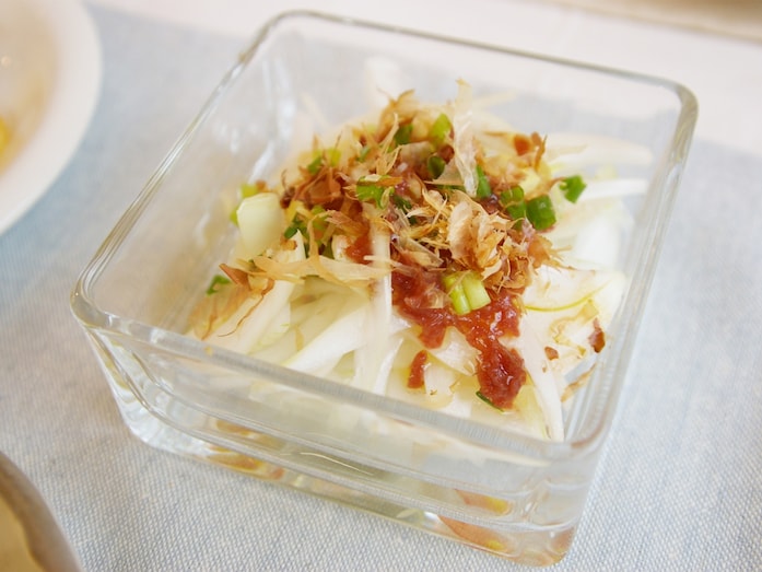 食材ひとつで簡単おかず。新玉ねぎの梅だれサラダ