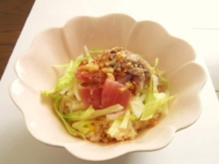 お刺身とナッツのサラダご飯