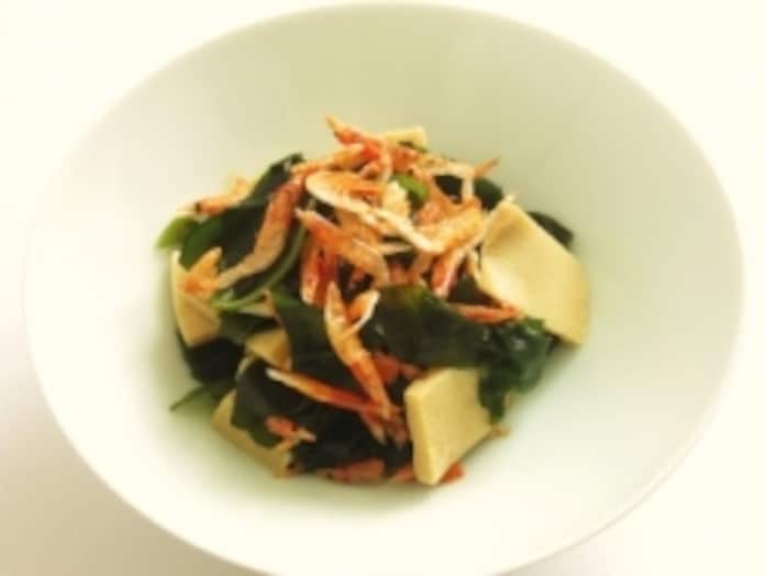 めんつゆだけで調味！ 電子レンジで作るわかめと高野豆腐の煮びたし