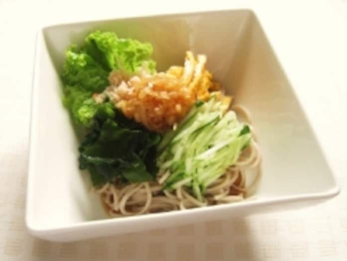 オニオンドレッシングがけサラダそばのレシピ！さっぱりした一品