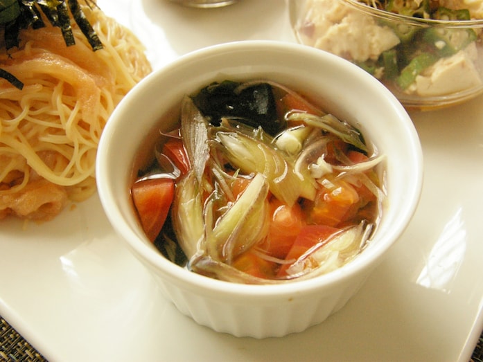 お湯を注ぐだけ！　ワカメとトマトの即席和風スープ
