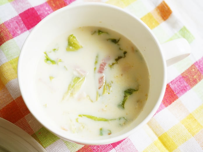 簡単レンチン！　レタスとベーコンのごま豆乳スープ