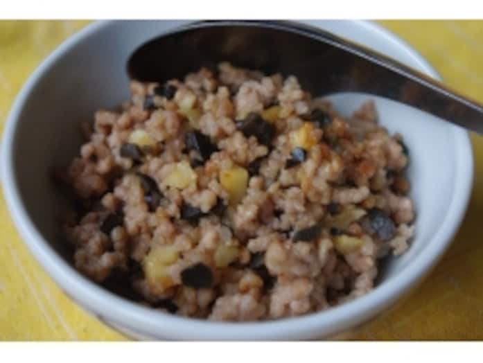 タイの炒め物の定番料理！豚ひき肉とオリーブの炒め物レシピ
