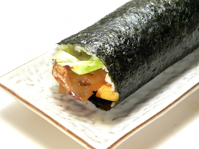唐揚げ弁当を海苔で巻いて巻いて！　唐弁恵方巻き