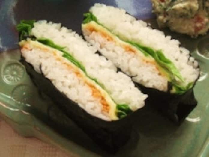 鮭フレークとチーズの人気おにぎらず……具材を変えても美味しい！