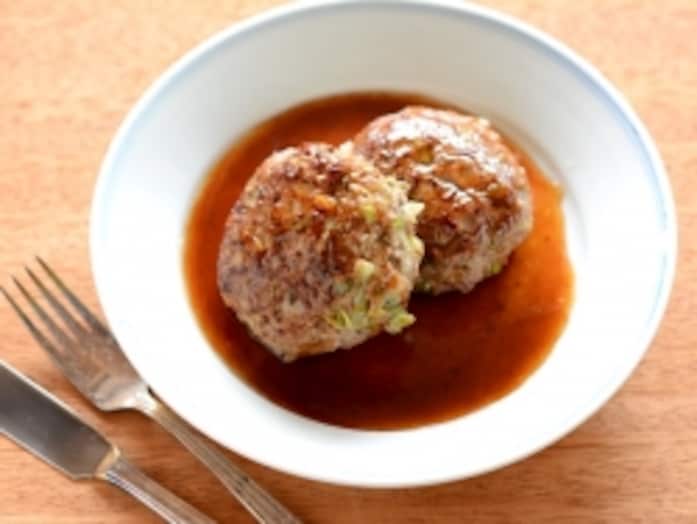 子供も喜ぶおかず、合い挽き肉レシピ！春キャベツ入り和風ハンバーグ