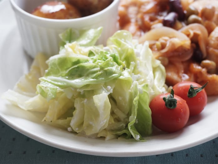 簡単おかず！ 春キャベツとカッテージチーズの温サラダレシピ