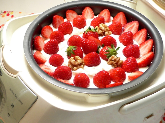 あけてビックリ！ 炊飯器のいちごスコップケーキ