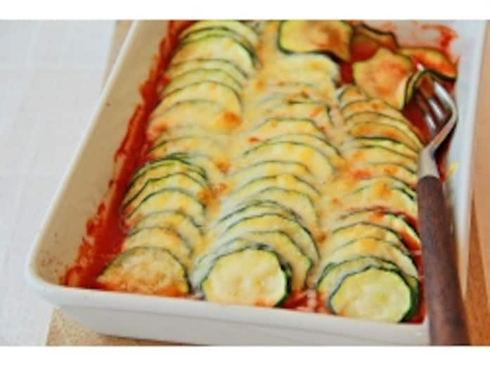 トマト缶とズッキーニのグラタンレシピ…のせて焼くだけ簡単おかず！