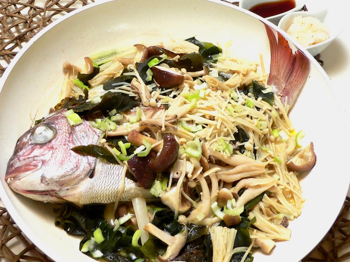 若布と茸で美味しさ倍増！  鯛のフライパン蒸し焼き