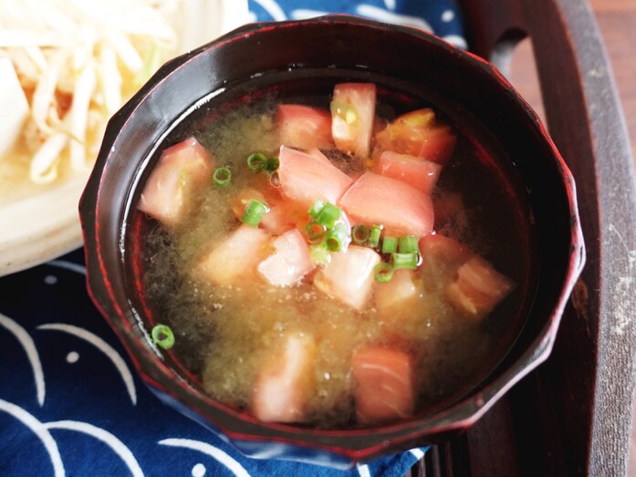 トマトととろろ昆布の即席和風スープレシピ……出汁いらず！
