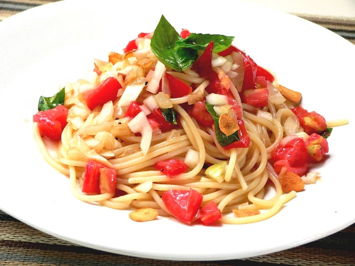完熟トマトと玉ねぎの冷製パスタ……あっさりと香ばしい！
