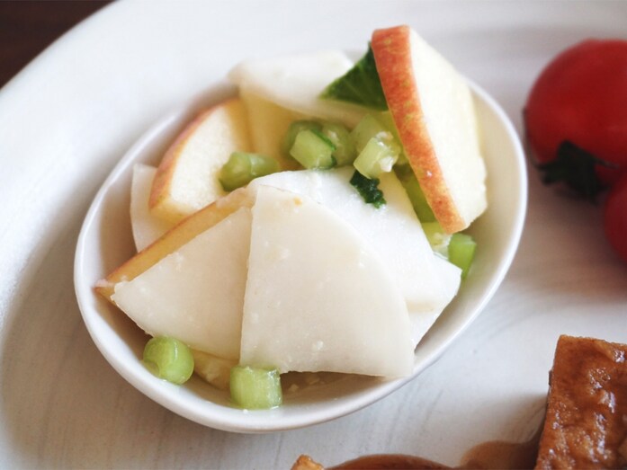 甘さと塩味が好相性！ りんごとカブの塩麹漬け