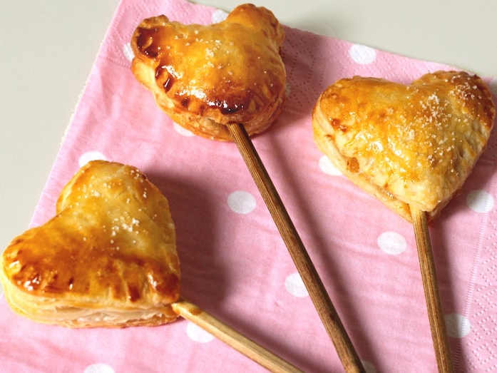 パイシートで作るお菓子レシピ…棒がついた可愛いアップルパイポップ