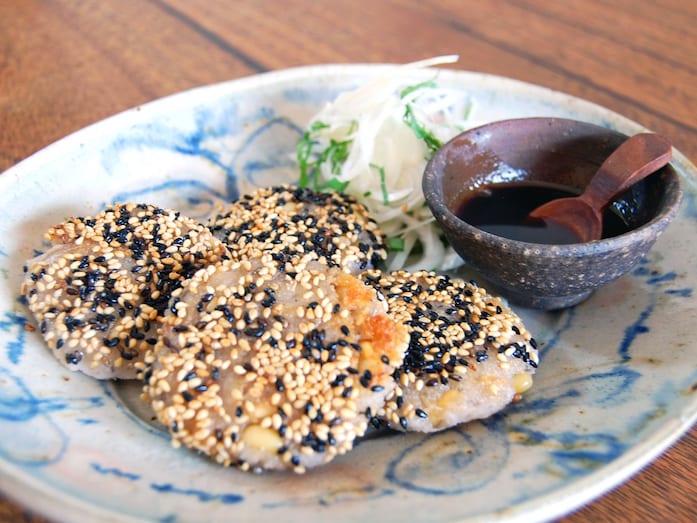 モチモチと香ばしい れんこん餅の黒酢だれがけ