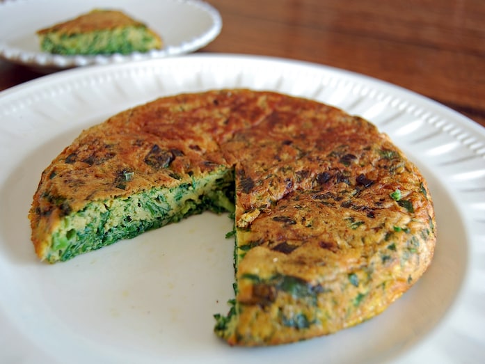 お好きなハーブをたっぷりと イラン風ハーブオムレツ