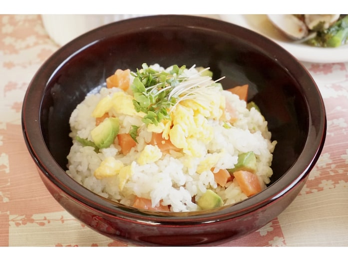 色華やかなお祝いに！サーモンとアボカドのちらし寿司