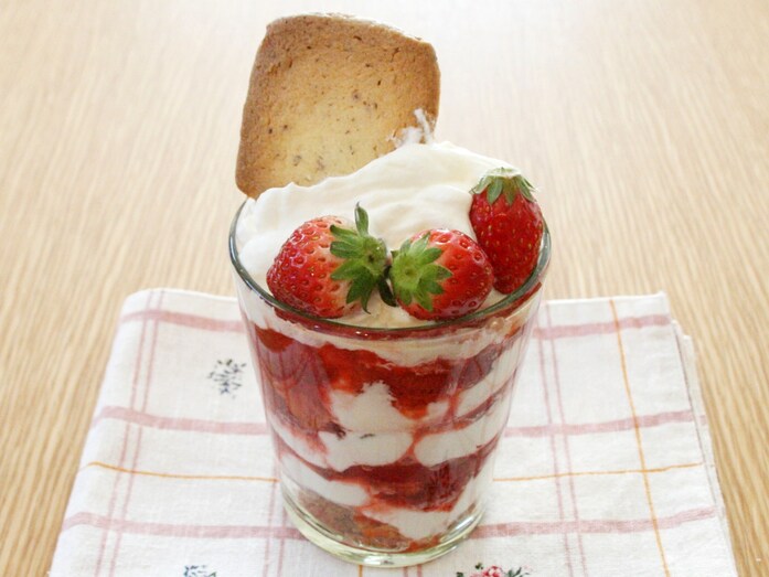 ピーカンナッツクッキーとストロベリーパフェ