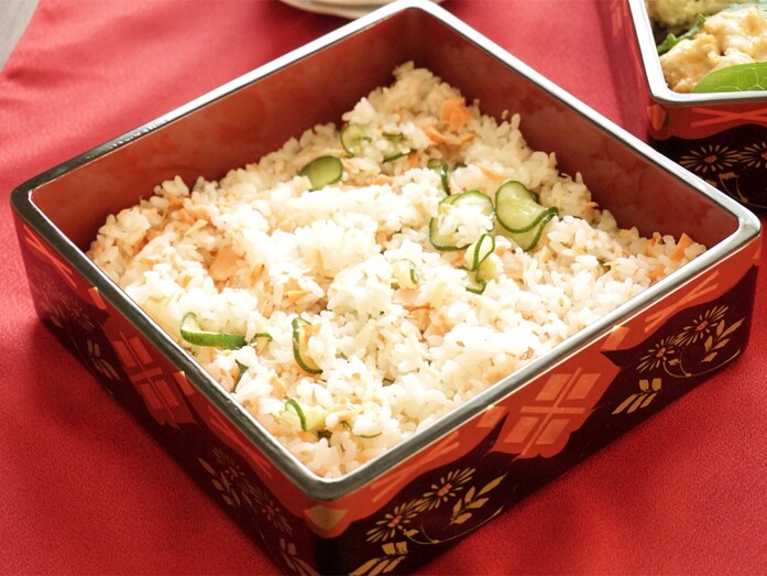 お花見弁当にぴったり！華やか鮭ちらし