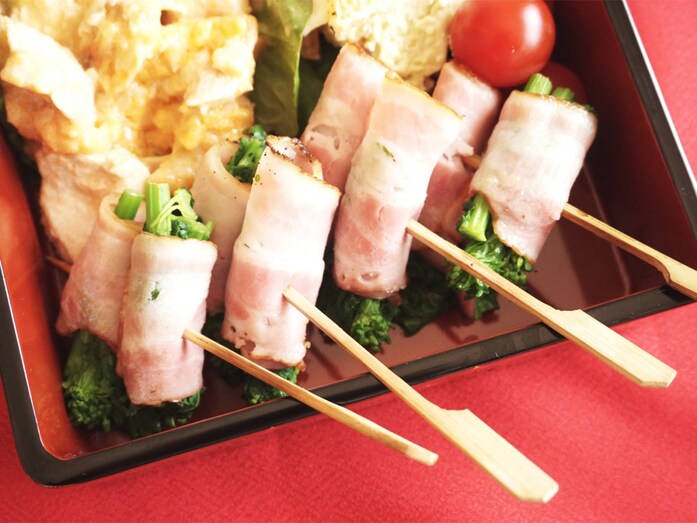 春のお弁当にぴったり！菜の花とベーコンの串焼き