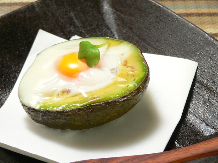 アボカドの朝食レシピ！焼くだけ簡単、とろとろアボカドエッグ