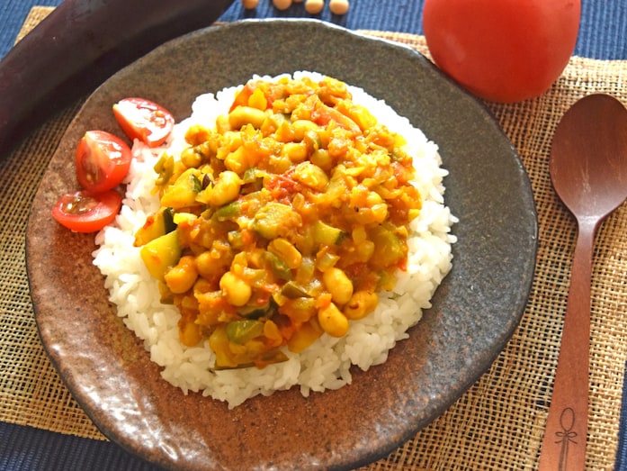 夏野菜だけで本格派スパイスカレー！ 6種のスパイスで水なし簡単