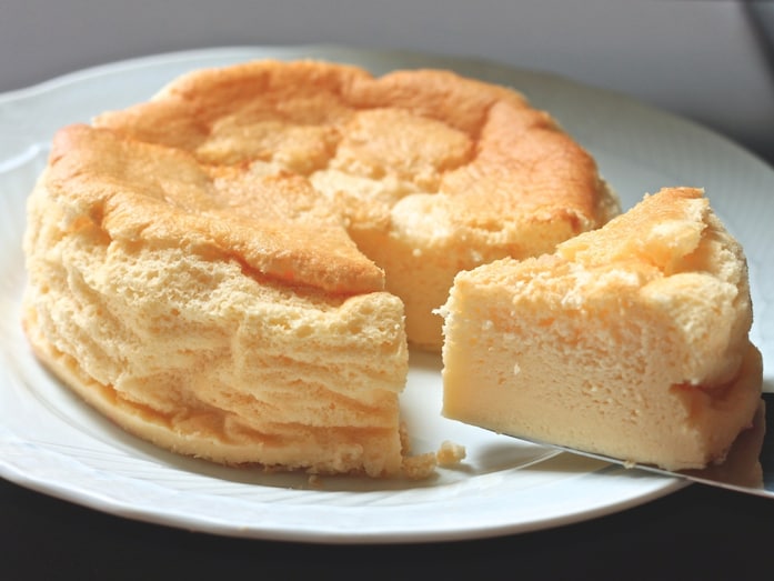 混ぜて焼くだけ卵ケーキ！ 3つのおいしさマジックケーキの作り方