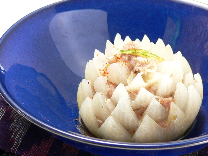 玉ねぎの菊花肉詰めレシピ……レンジで簡単、見た目も豪華！