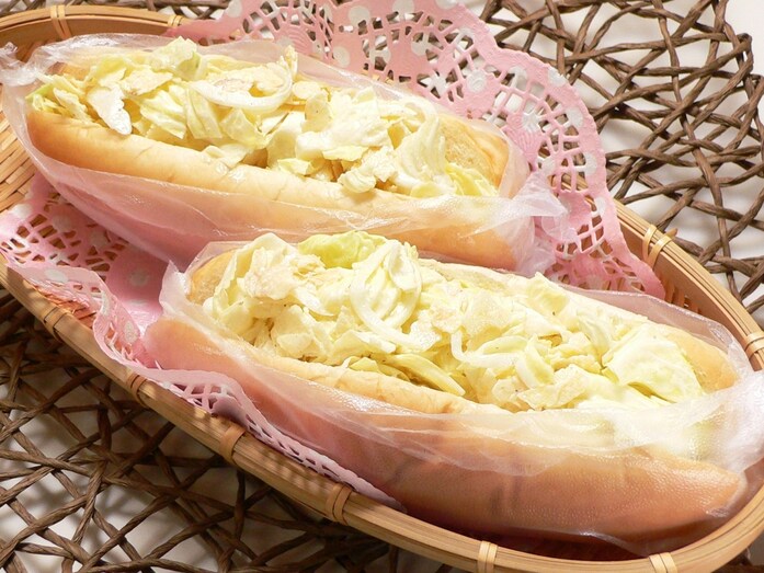 ポテチのアレンジレシピ！ 野菜たっぷりのポテチサラダドッグ