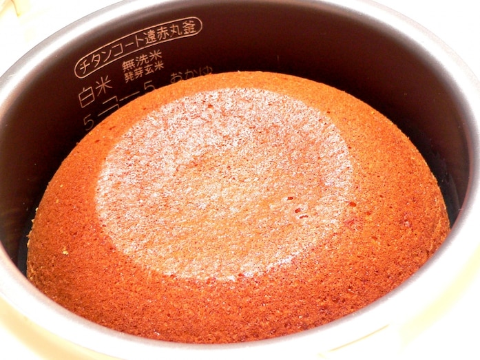 強力粉で作る簡単レシピ！「巨大カステラ」が炊飯器で手軽に作れる