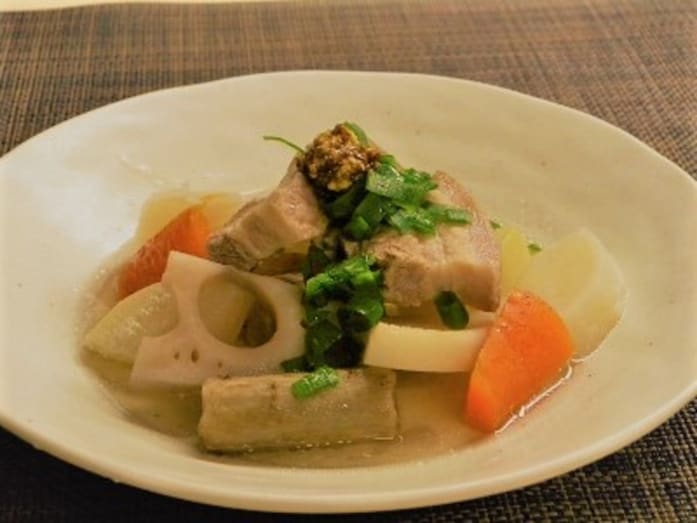 旬の野菜を味わう……根菜と豚ばら肉のさっぱり煮込み