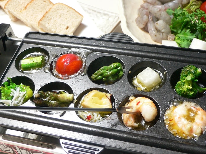 たこ焼き器で様々な具材のアヒージョ！ エビと野菜のアヒージョ