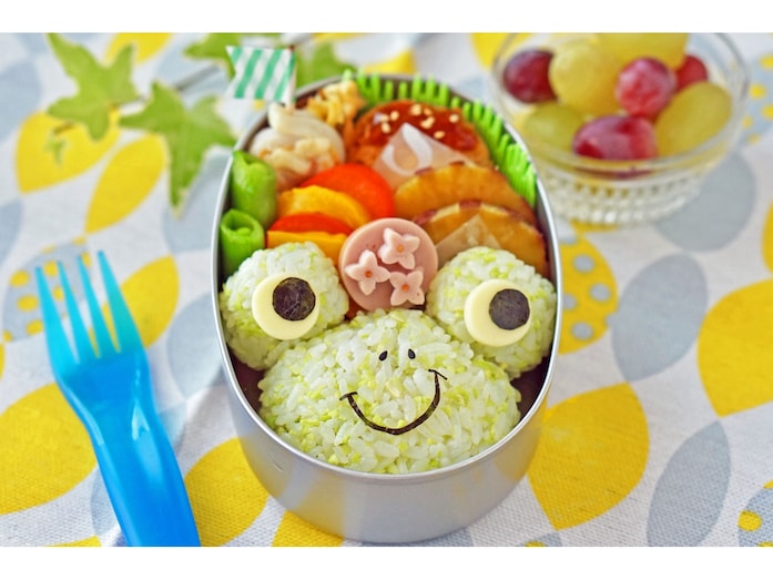 カエルおにぎりとあじさいキャラ弁当……梅雨も楽しく！