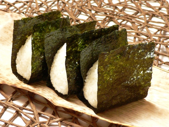 三角おにぎりの作り方！美味しい三角おにぎりの握り方とコツ