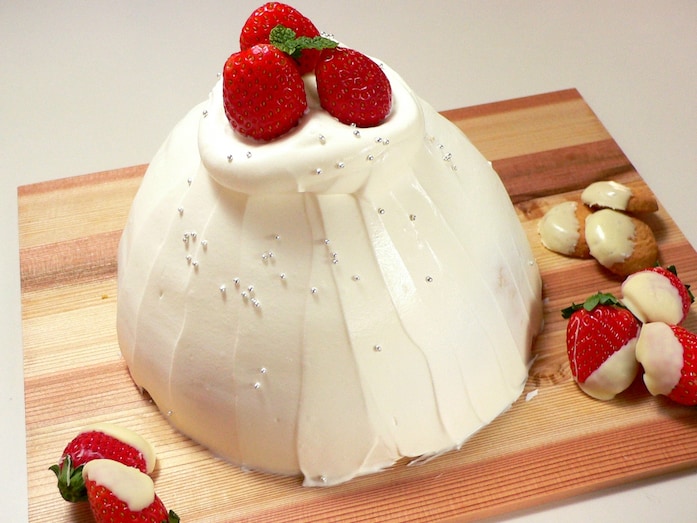 炊飯器で作るショートケーキレシピ…愛らしいいちごのドームケーキ！