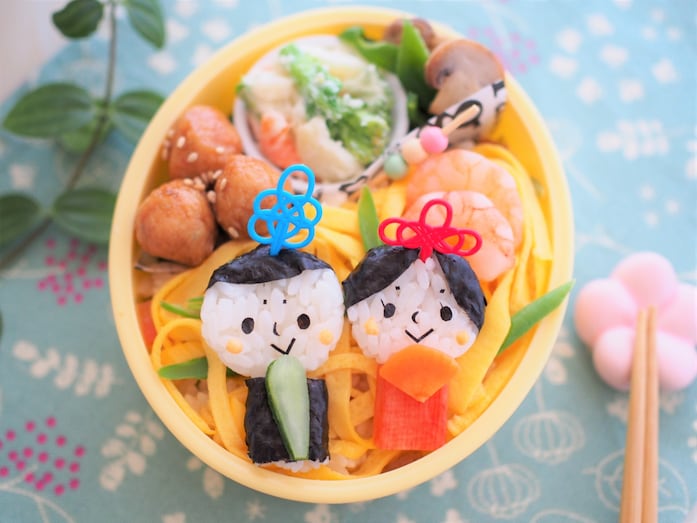 お弁当にのせる、小さなお雛様おにぎりの作り方
