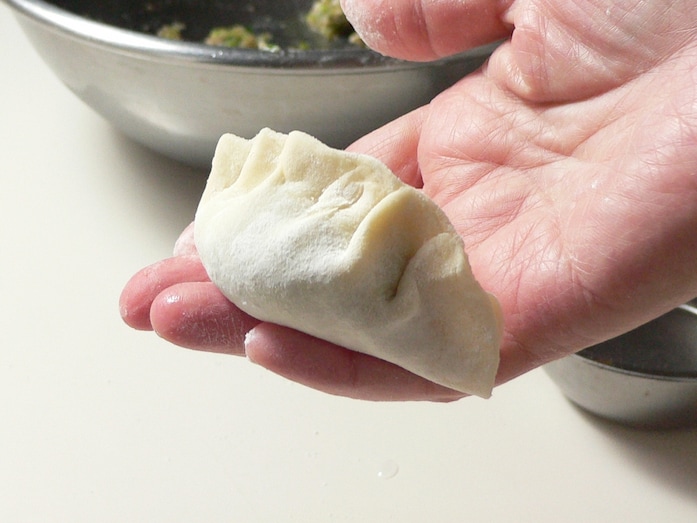 餃子の包み方…簡単に手早く美しく包める方法