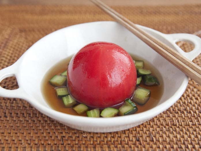 丸ごとトマトの出汁漬けの簡単レシピ……贅沢な一品！