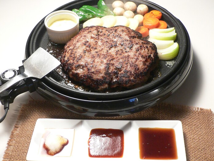 ホットプレートで作る！ 巨大ハンバーグ鍋レシピ