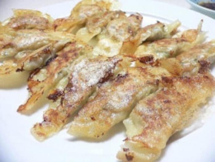 ワンタンの皮で餃子！パリパリひとくち餃子のレシピ
