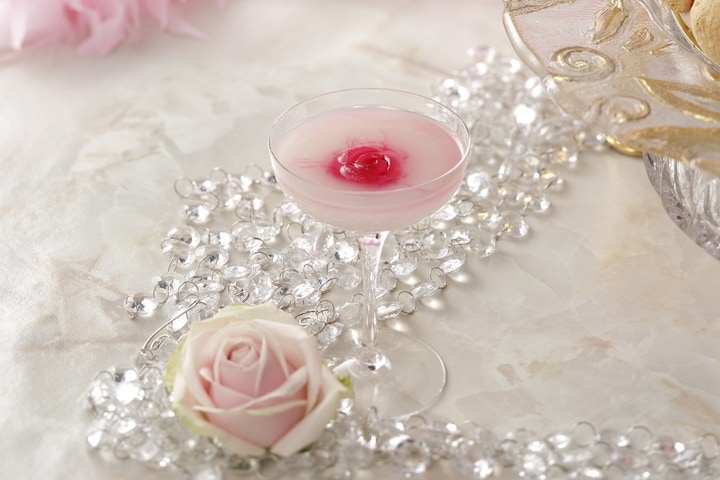 「ラレーヌ」……バラの紅茶を使い、バラを模った氷を浮かべたノンアルコールカクテル（画像提供：横浜ベイシェラトン ホテル＆タワーズ）