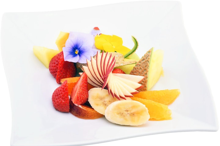 「カットフルーツ盛り合わせ」（1500円）は、季節のフルーツをたっぷりと食べられる（画像提供：水信フルーツパーラー・ラボ）