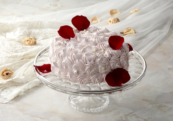「薔薇風味のショートケーキ」……マリーアントワネットのドレスに見立てたイチゴのショートケーキ。シルバーのアラザンとバラの花びらがドレスを煌びやかに演出（画像提供：横浜ベイシェラトン ホテル＆タワーズ）