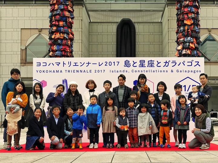 「みらいチケット」記念セレモニーでは対象の子ども先着20名に高橋さんのサイン入り「みらいチケット」を手渡し、記念撮影が行われた（2017年10月28日撮影）