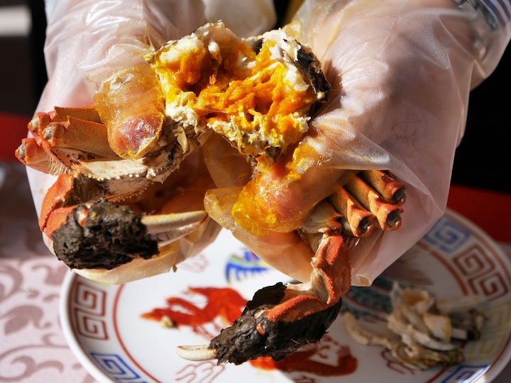 コツがわかると意外に簡単にさばくことができる。上海蟹を食べる時は会話がストップすることから「究極の美味、至福の沈黙と比喩される（2017年11月1日撮影）