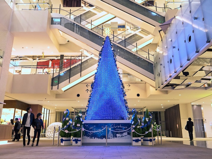 1階グランドガレリアに設置された「「Wishing-Star-Christmas-Tree」（2017年11月7日撮影）