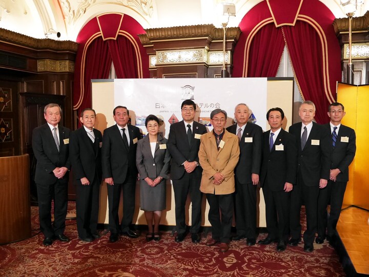 「日本クラシックホテルの会」加盟ホテルの代表らが発足記念発表会を開いた（2017年11月9日撮影）