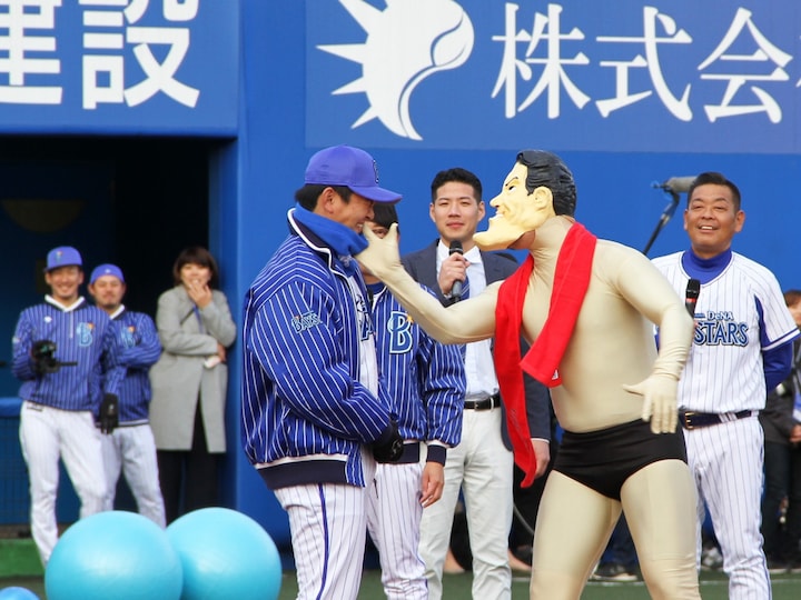G.後藤武敏選手がアントニオ猪木さんに扮したコスプレで乱入、チーム YASUAKIの監督・山崎選手に闘魂を注入する場面も（2017年11月25日撮影）